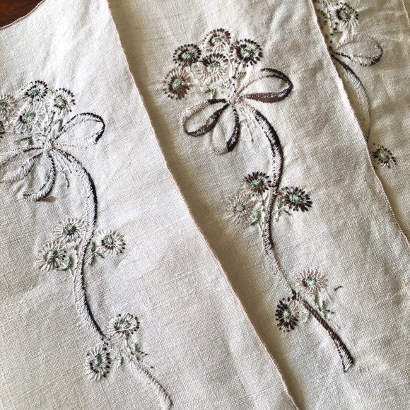 Vintage Daisy Embroidered Linen Placemats set of 4 - Picture 7 of 7
